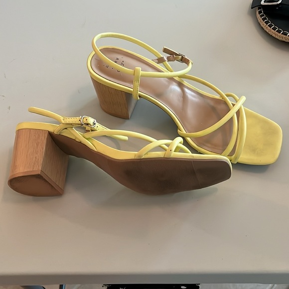 Yellow sandals - Picture 2 of 2